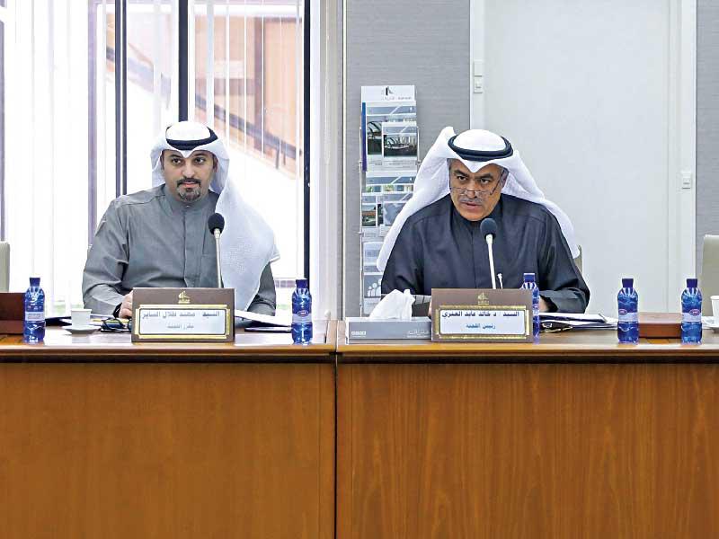 رئيس اللجنة النائب خالد العنزي  والنائب مهند الساير في اجتماع سابق للجنة الشؤون التشريعية والقانونية البرلمانية 