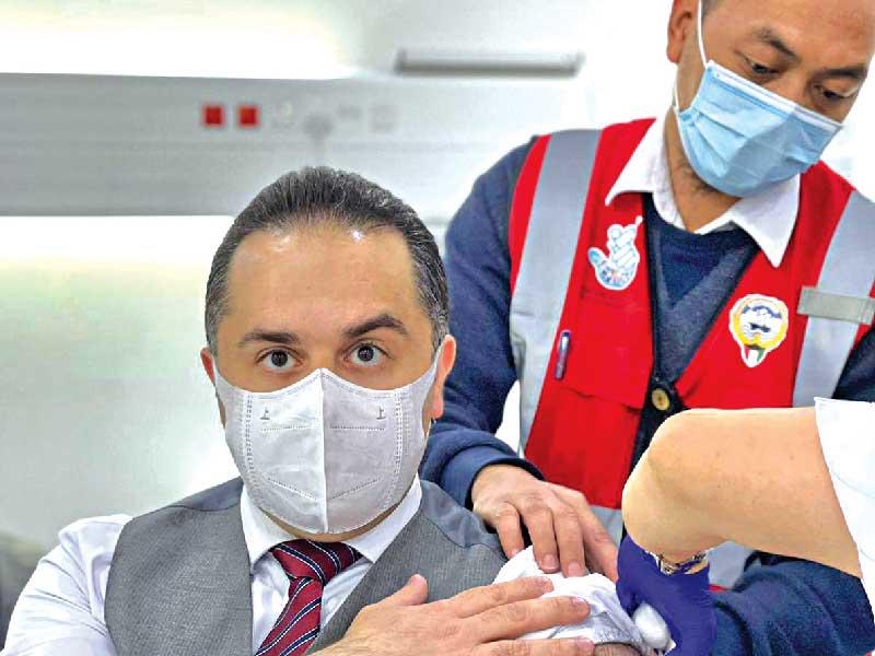 الناطق الرسمي باسم وزارة الصحة د.عبدالله السند  يتلقى اللقاح