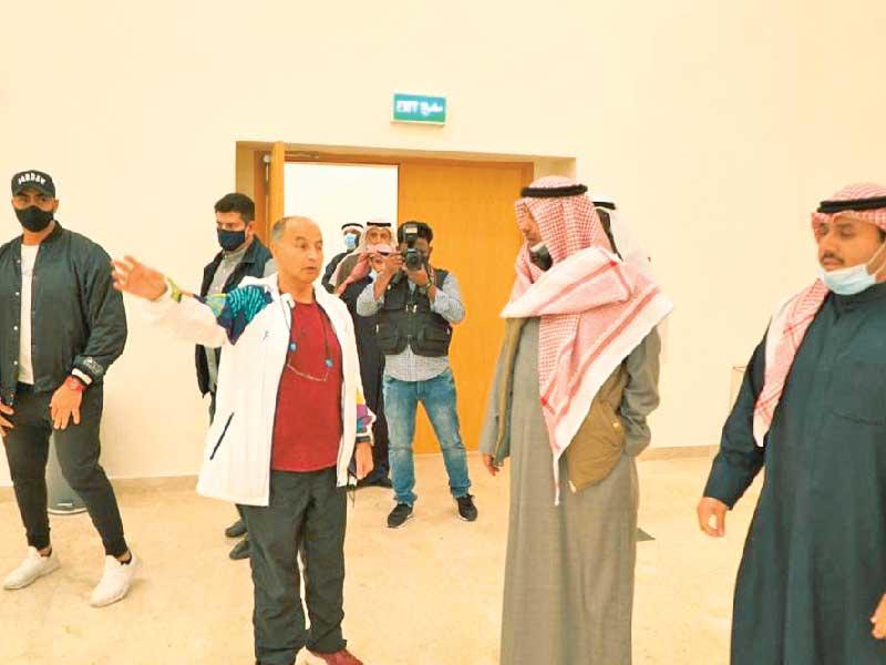 المدير العام للهيئة العامة للرياضة حمود فليطح  يستمع إلى شرح من حسين المسلم امين سر اللجنة الأولمبية 