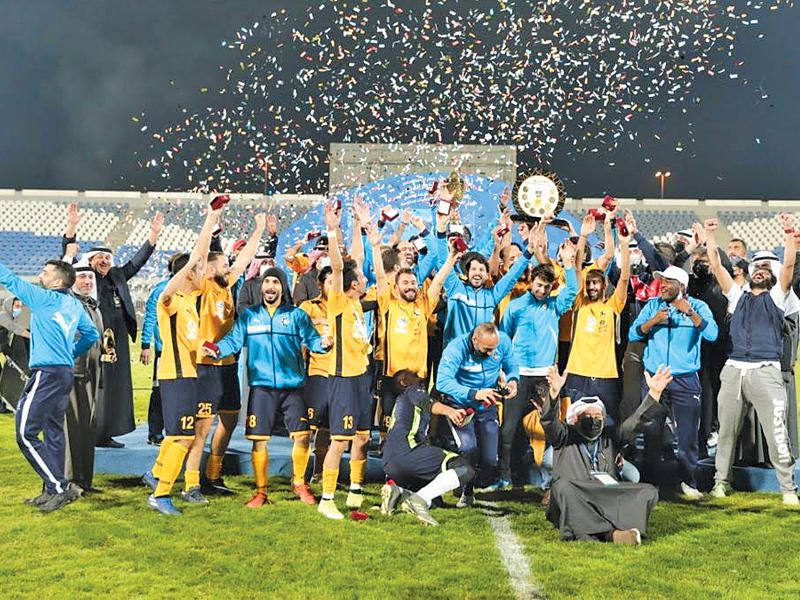 فريق الصناعة المتوج باللقب 