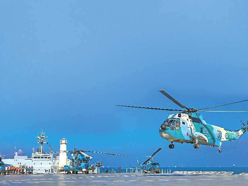 صورة وزعتها البحرية الإيرانية تظهر هبوط مروحيات على متن سفينة حربية بختام مناورات أجرتها في الخليج أمس   (رويترز)