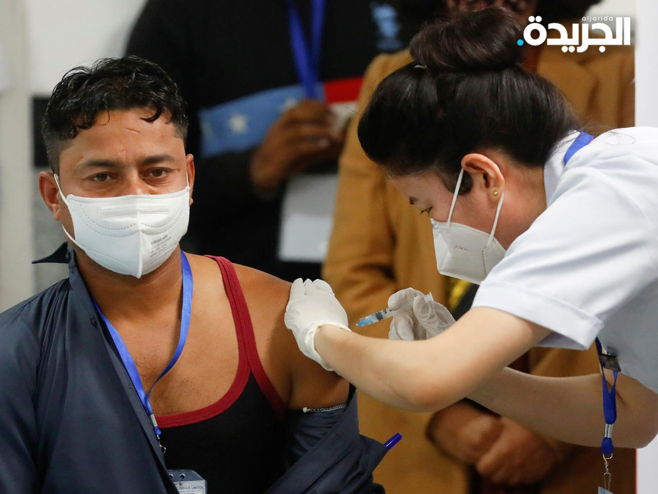 كومار أثناء تلقيه لقاح «كوفاكسين» في معهد «أول إنديا للعلوم الطبية»