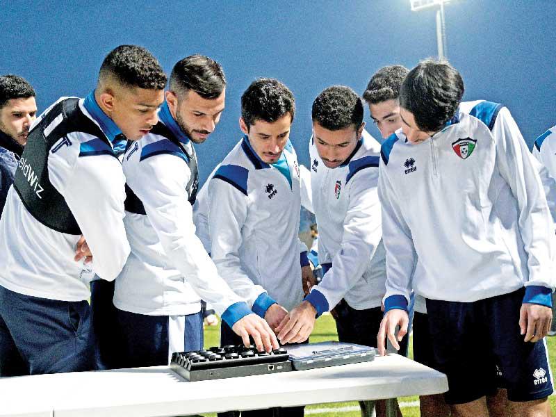 لاعبو الأزرق قبل دخول التدريب