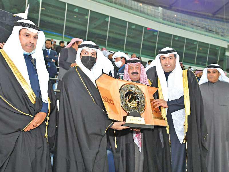 الرئيس التنفيذي لشركة stc المهندس مزيد الحربي  يسلم درع stc لممثل سمو ولي العهد