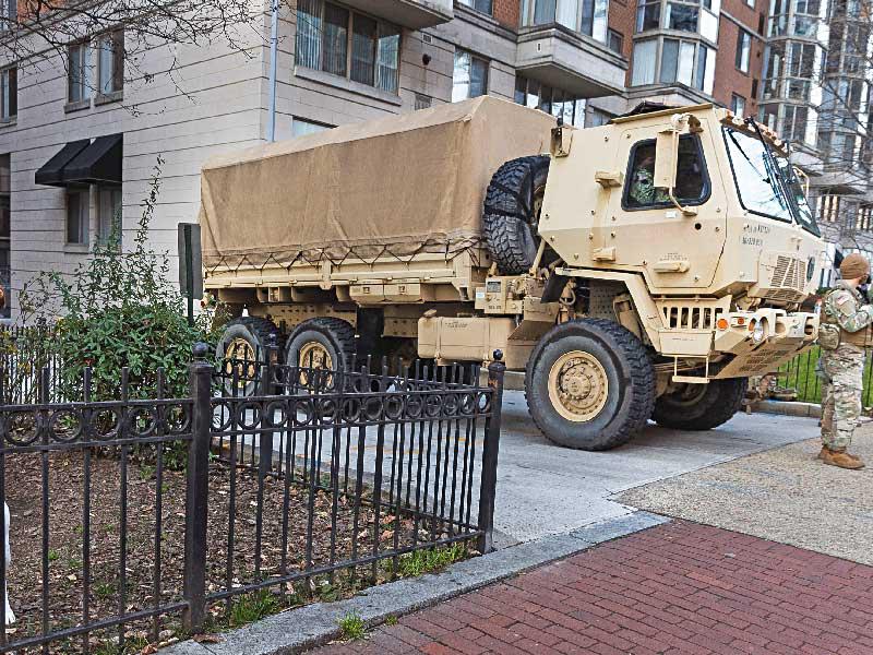 جندي من الحرس الوطني إلى جانب آلية عسكرية في حي سكني بواشنطن أمس الأول (إي بي ايه)