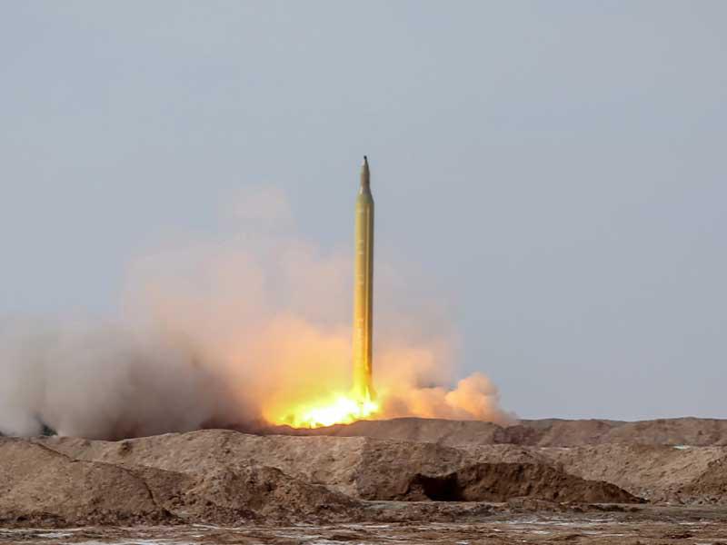 صورة وزعها «الحرس الثوري» لصاروخ باليستي ينطلق خلال مناورات وسط إيران أمس (أ ف ب)