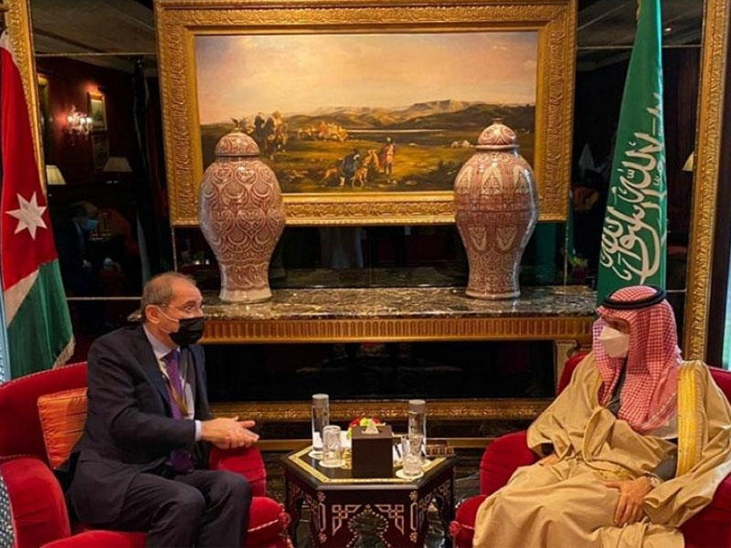 وزير الخارجية السعودي فيصل بن فرحان مع نظيره الأردني أيمن الصفدي