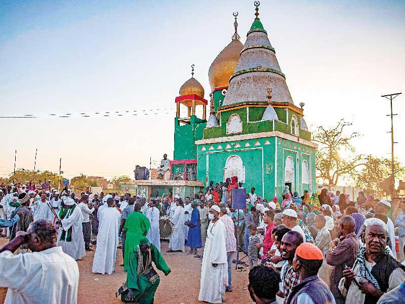صوفيون سودانيون يتجمعون عند ضريح حمد النيل في أم درمان أمس الأول    (أ ف ب )