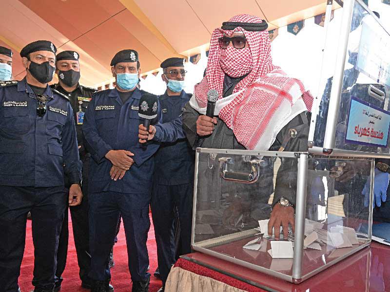 وزير الداخلية الشيخ ثامر علي صباح السالم الصباح يشارك في سحب قرعة الطلبة الضباط أمسt (تصوير نوفل إبراهيم)