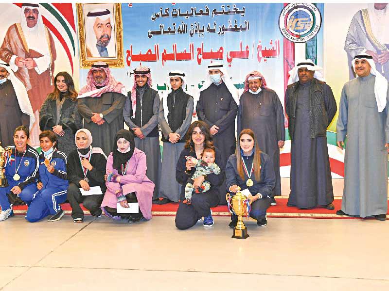 صورة تذكارية لوزير الداخلية مع الفائزينn