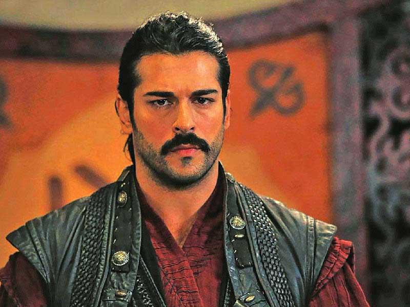 النجم التركي ​بوراك أوزجيفيت​ 