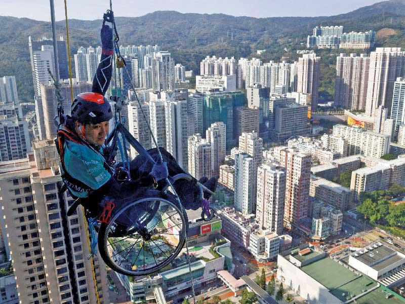 واي أول رجل في هونغ كونغ يتسلق أكثر من 250 مترا من واجهة ناطحة سحاب وهو مربوط بكرسي متحرك  لاي تشي 