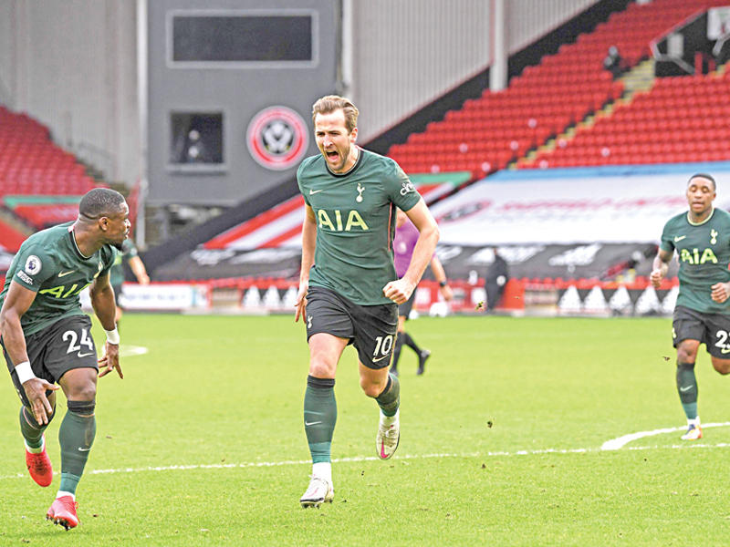 هاري كين نجم توتنهام يحتفل بالهدف الثاني في مرمى شيفيلد 