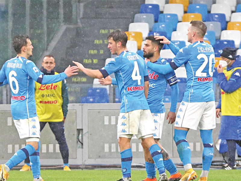 فرحة لاعبي نابولي بعد إحراز هدف في مرمى فيورنتينا