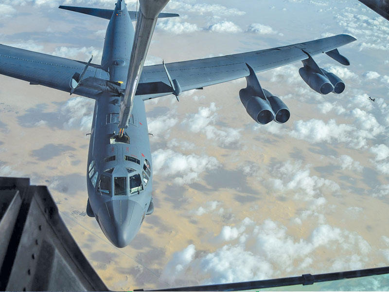 «B52» أميركية تتزود بالوقود فوق منطقة عمل القيادة الوسطى 