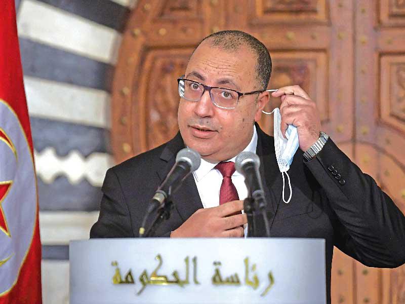 رئيس الحكومة التونيسية هشام المشيشي خلال مؤتمره الصحافي أمس الأول     (أ ف ب)