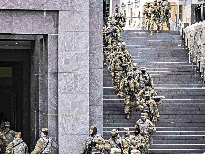 عناصر من الحرس الوطني في طريقهم للانتشار في الكابيتول وحوله أمس الأول (أ ف ب)
