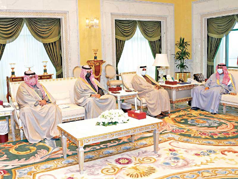  سمو ولي العهد الشيخ مشعل الأحمد مستقبلاً  رئيس مجلس الوزراء وزير الدفاع الشيخ حمد الجابر ونائب رئيس مجلس الوزراء وزير الدولة لشؤون مجلس الوزراء أنس الصالح ووزير الداخلية الشيخ ثامر العلي ووزير الخارجية الشيخ الدكتور أحمد الناصر أمس