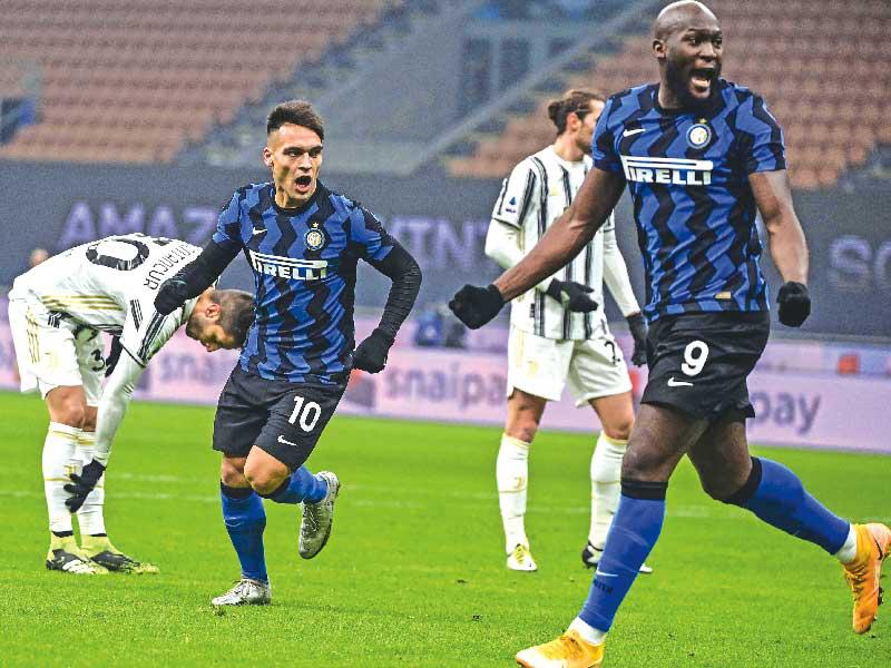 لوكاكو نجم الانتر وزميله لاوتارو يحتفلان بالهدف الاول