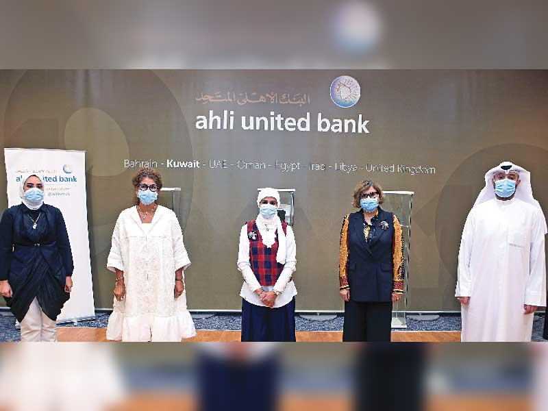 سحر دشتي مع عواطف السلمان المدير العام لمعهد البناء البشري وأماني العيسى عضو فريق البناء البشري وعبدالله العوضي مدير إدارة العمل التطوعي في الهيئة الخيرية الإسلامية العالمية