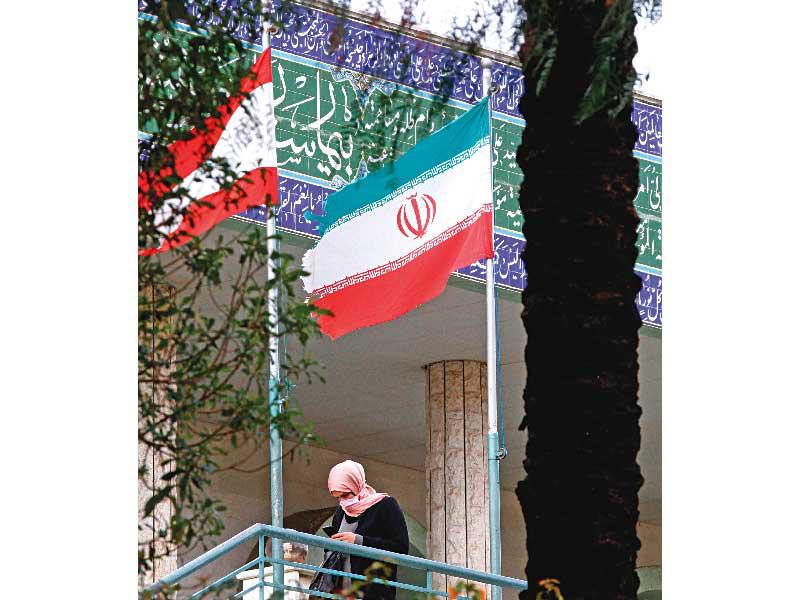 علما إيران ولبنان فوق مستشفى في النبطية التي تقع بمنطقة نفوذ حزب الله جنوب لبنانt (أف ب)