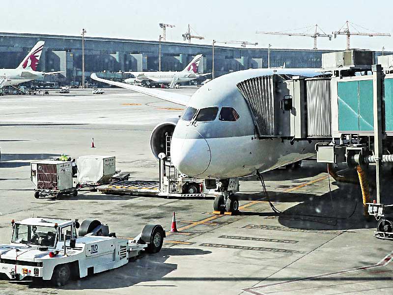 طائرة تابعة لـ«الخطوط الجوية القطرية» في مطار حمد الدولي بالدوحة تستعد لأول رحلة متجهة إلى القاهرة بعد استئناف الرحلات بين البلدين بعد ثلاث سنوات ونصف من القطيعة  (أ ف ب)