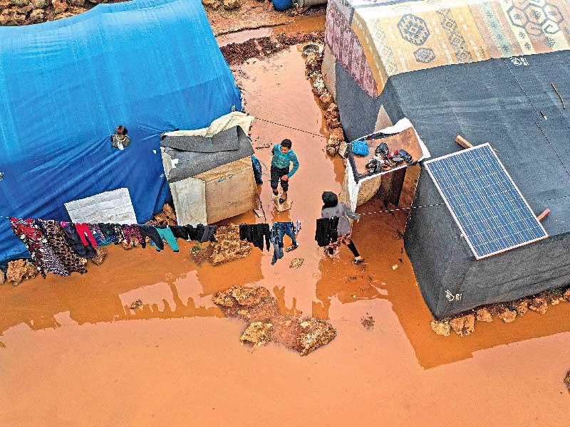 أمطار تشرد عشرات آلاف المهجرين شمال سورية 