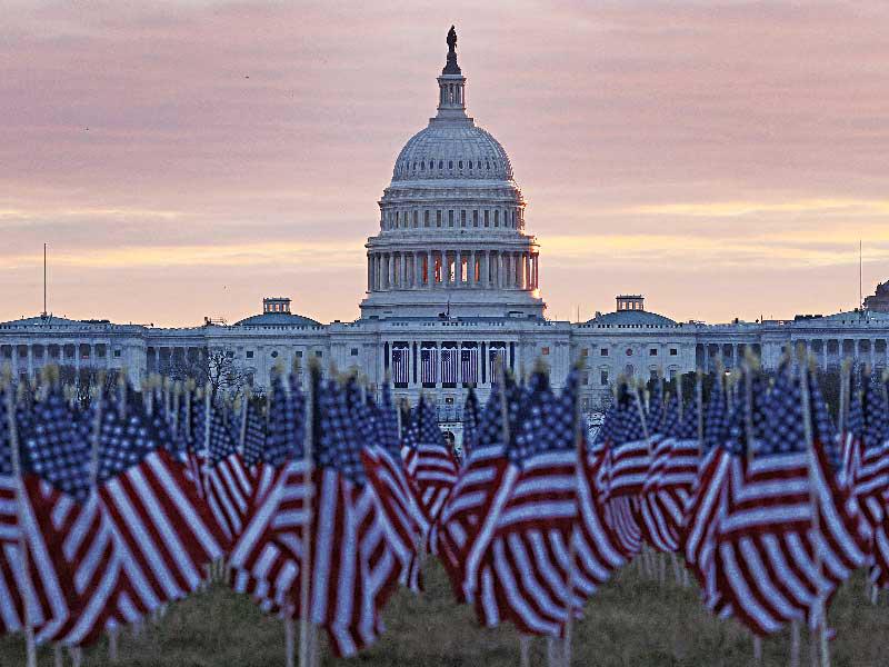 200 ألف علم أميركي وضعت أمام مبنى الكابيتول في واشنطن لتكريم الأميركيين الذين قضوا بفيروس كورونا (أ ف ب) 