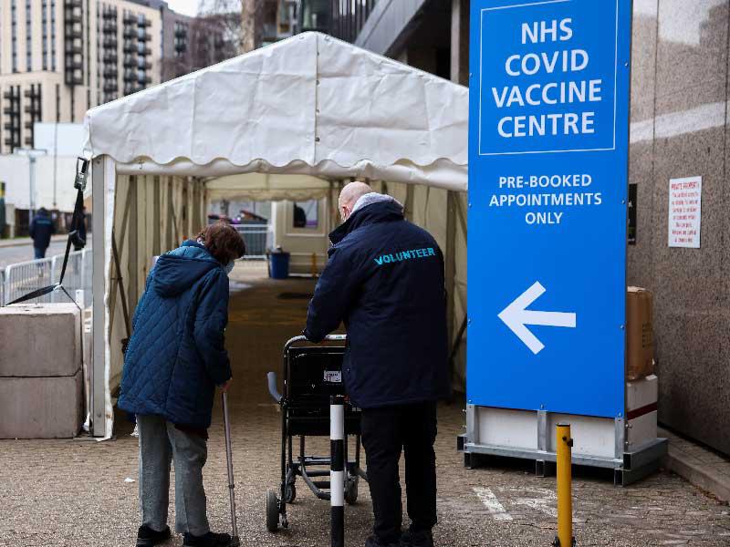 بريطانيا تطعّم 140 شخصاً كل دقيقة