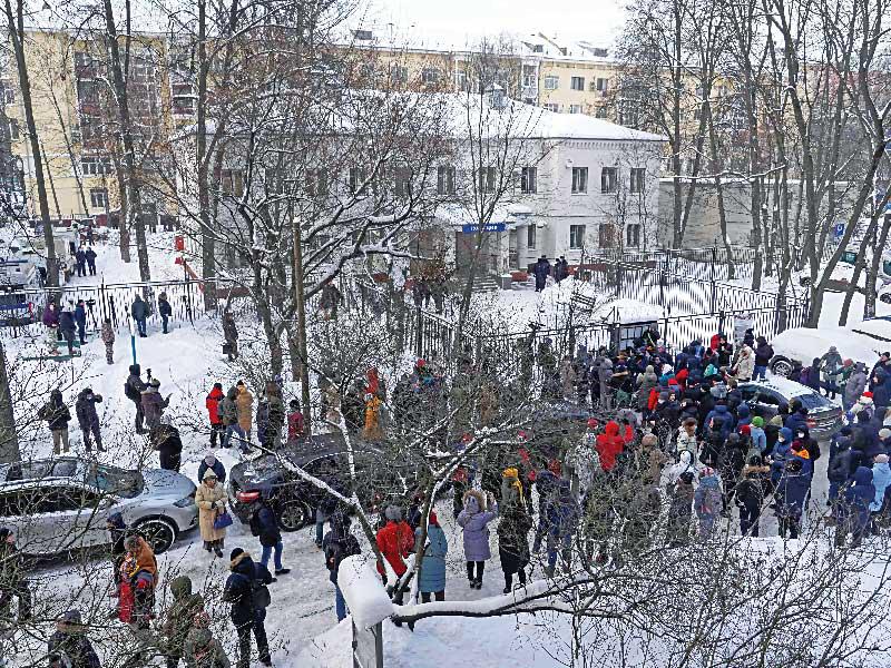 مؤيدون لنافالني وإعلاميون خارج السجن حيث يقبع المعارض الروسي أمس  (أ ف ب)