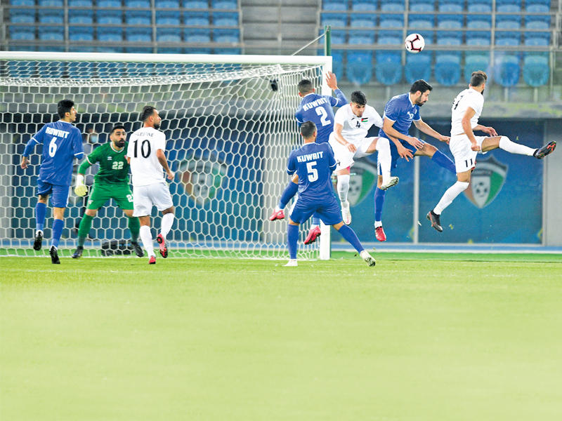 كرة عالية مشتركة أمام مرمى الأزرق (تصوير نوفل إبراهيم)