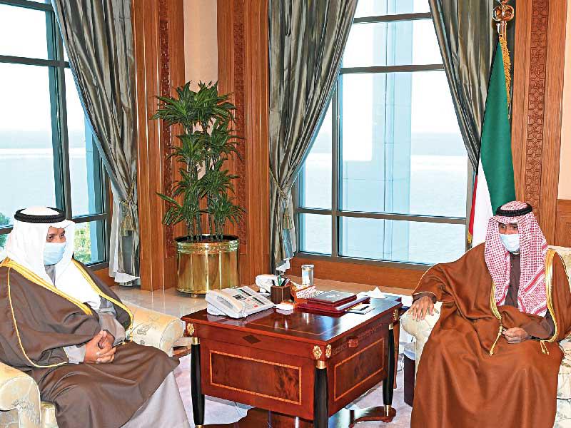 صاحب السمو أمير البلاد الشيخ نواف الأحمد مستقبلاً سمو الشيخ جابر المبارك أمس