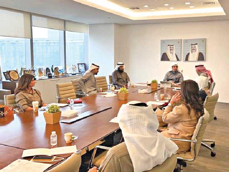 عبدالرحمن المطيري خلال ترؤسه اجتماع لجنة جائزة التميز