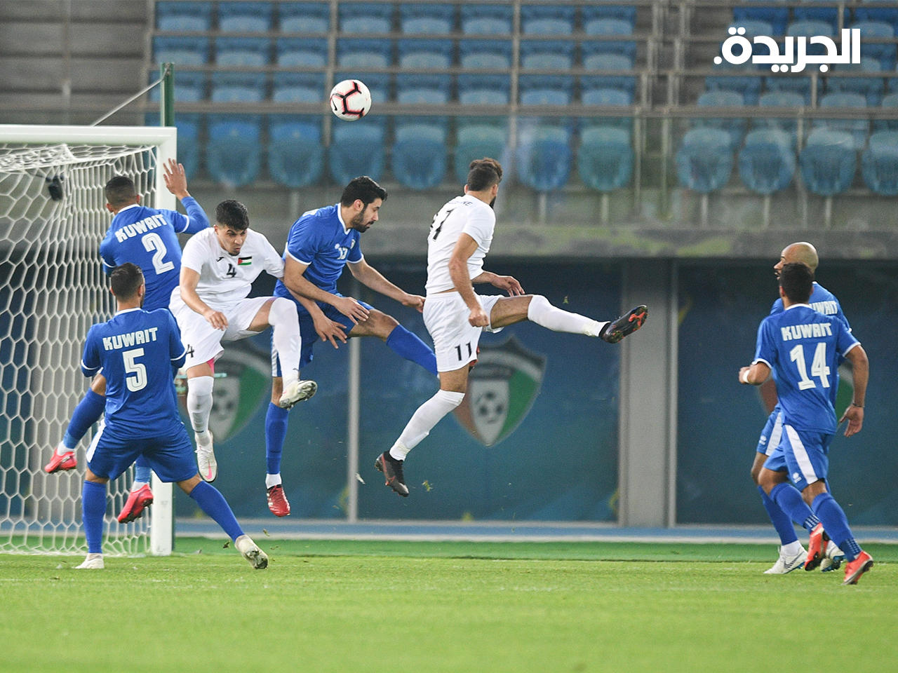 كرة عالية مشتركة امام مرمى الازرق (تصوير نوفل ابراهيم) 