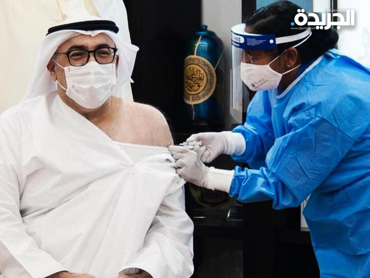 وزير الصحة الإماراتي لحظة تلقيه أول جرعة من لقاح كورونا