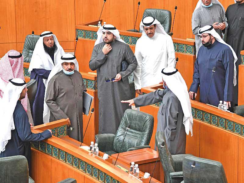 النائب مرزوق الخليفة يحمل ملفاته