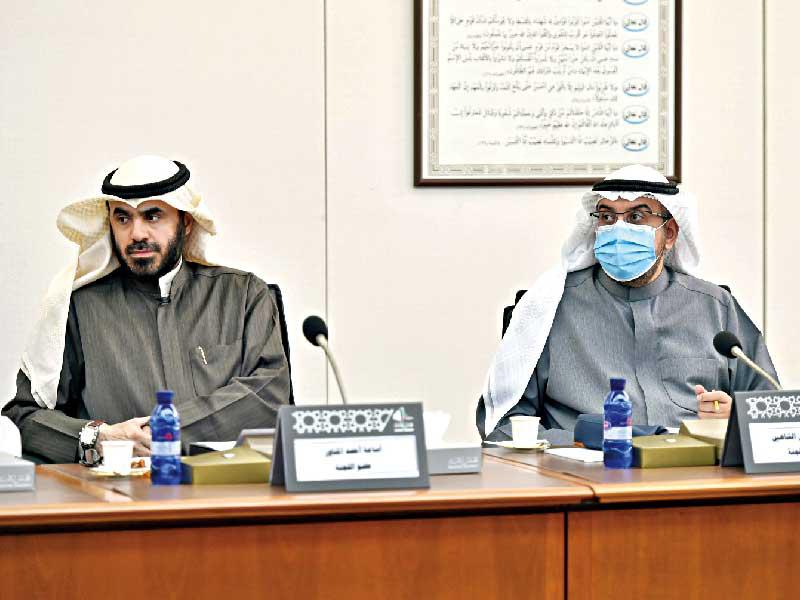  رئيس اللجنة، النائب أسامة الشاهين والمناور في اجتماع اللجنة أمس