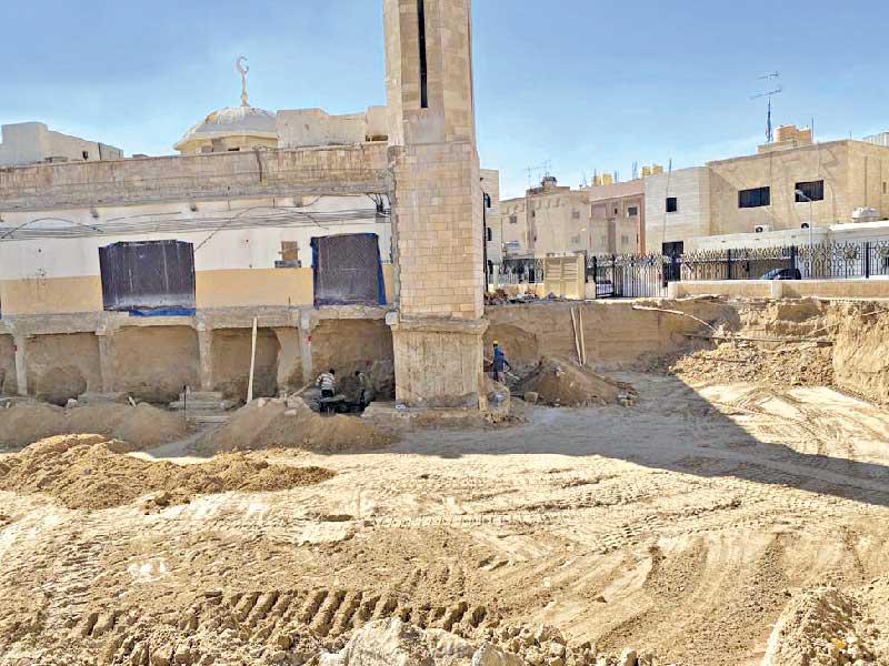 جانب من الموقع المهدد بالانهيار بسبب توسعة مسجد
