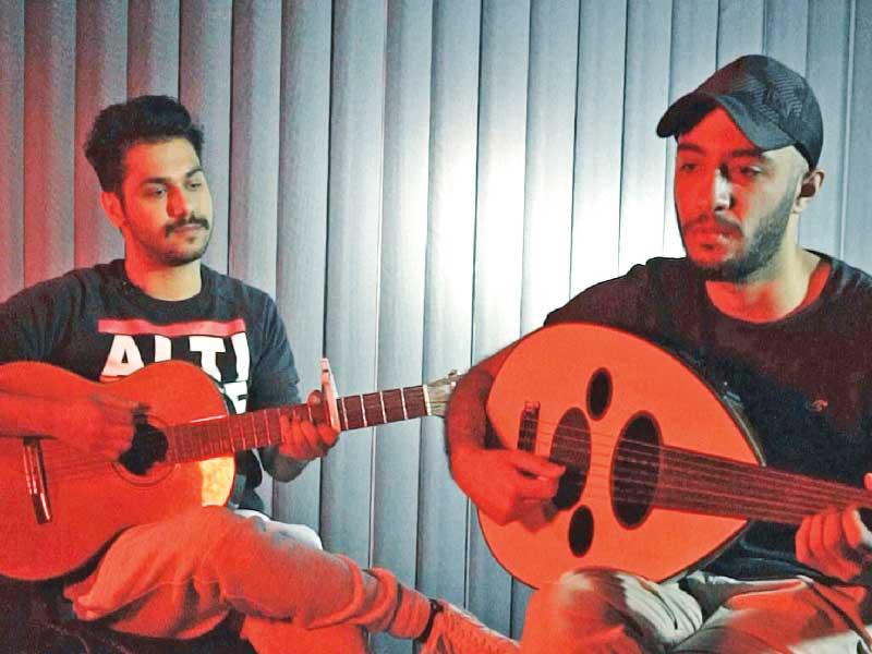  معزوفة مشتركة لطالبين على العود والغيتار