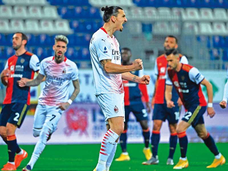 إبراهيموفيتش نجم ميلان يحتفل بالهدف الأول