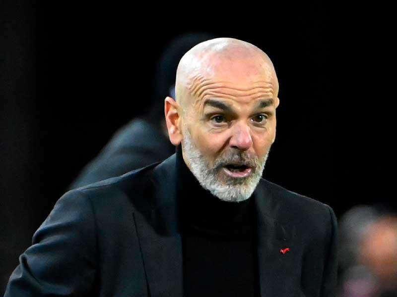 مدرب نادي ميلان الإيطالي لكرة القدم ستيفانو بيولي 