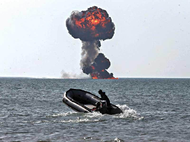 صورة وزعها «الحرس الثوري» لهدف أصيب خلال المناورات بمياه الخليج أمس (أ ف ب)