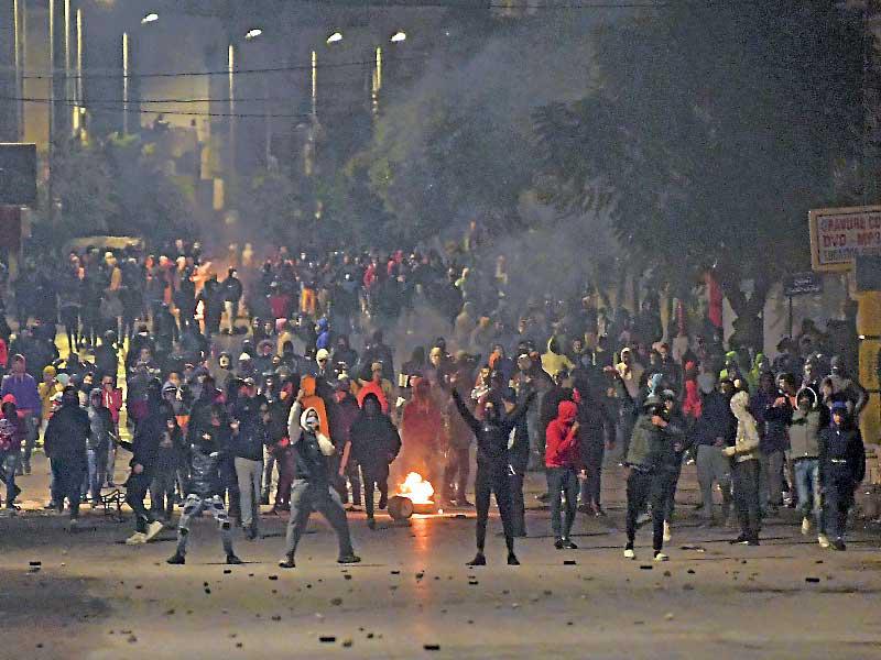 متظاهرون في مدينة التضامن خلال جولة ليلية من المواجهات مع قوات الأمن     (أ ف ب)