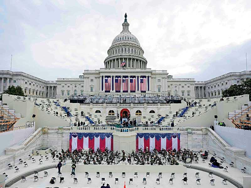 وضع اللمسات الأخيرة على المنصة الرئاسية في الكابيتول بواشنطن (ا ف ب)