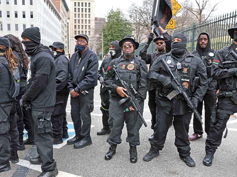 انضمام أعضاء حركة «الفهود السود» إلى مدافعين عن حق حمل السلاح أمام مقر ولاية فيرجينيا في ريتشموند أمس الأول (أ ف ب)