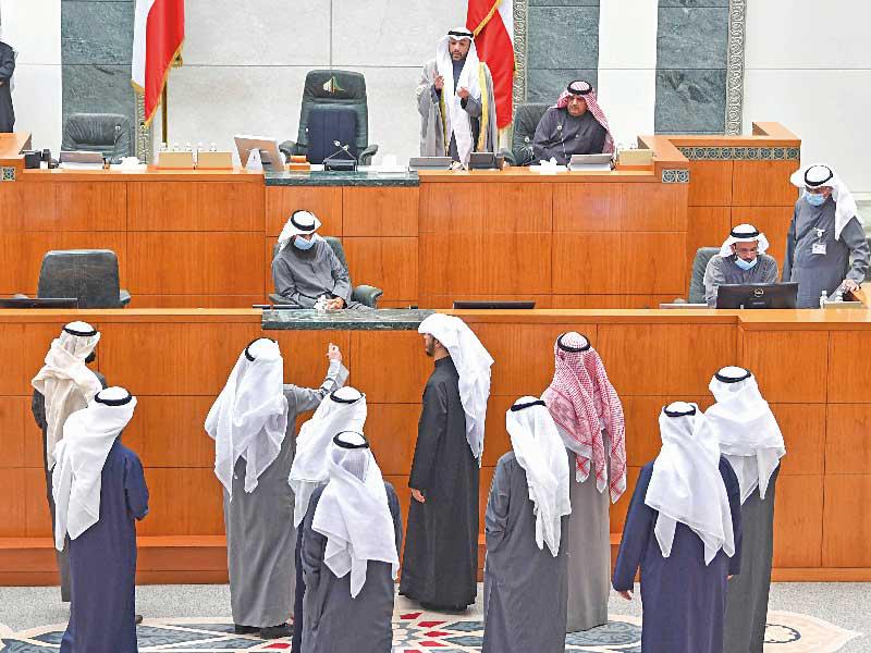 جانب من الجدل النيابي حول صحة انعقاد جلسة أمس (تصوير عبدالله الخلف)