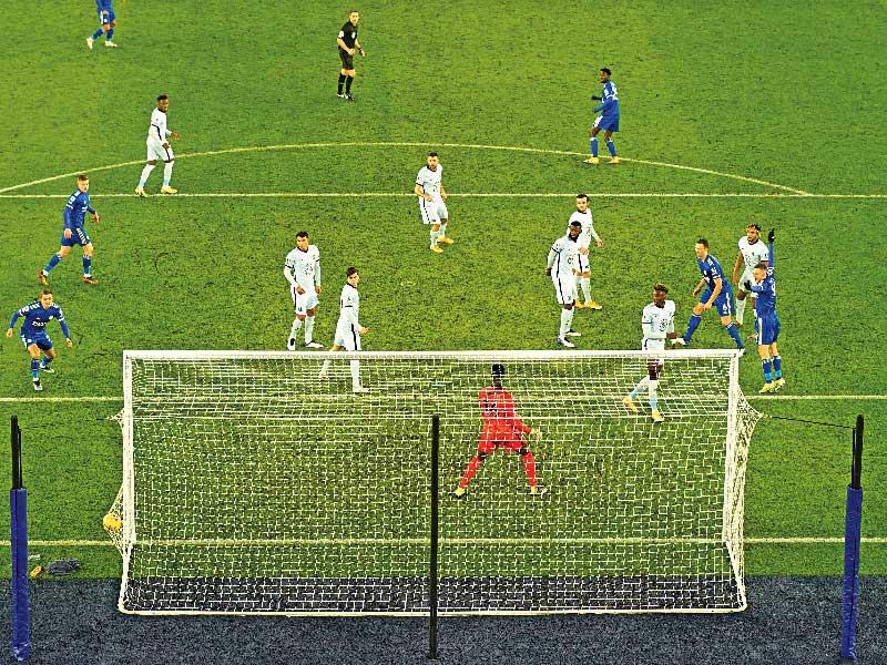 نديدي نجم ليستر يحرز الهدف الأول