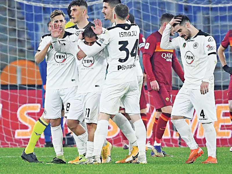 فيردي نجم سبيتزا يحتفل بالهدف الثالث في مرمى روما