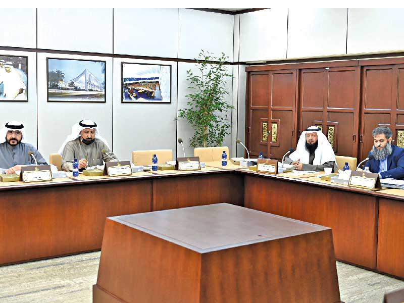 اللجنة الصحية خلال اجتماعها أمس