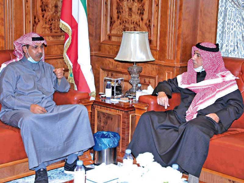 المدير العام للهيئة العامة للرياضة حمود فليطح متحدثا مع رئيس اتحاد الفروسية مسعود جوهر حيات